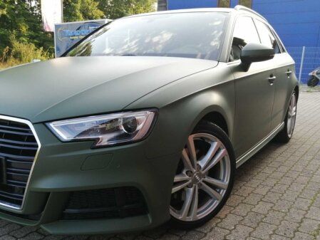 Folierung in militär grünc matt