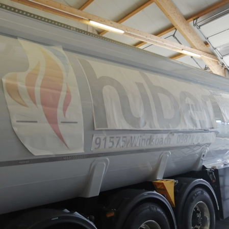 Bilder an Wand kleben